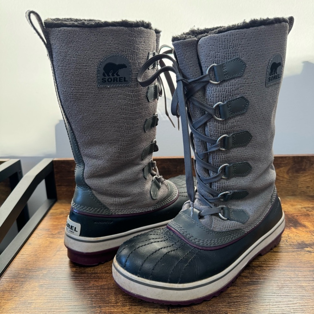 Sorel Tivoli Gray and Black Boots
